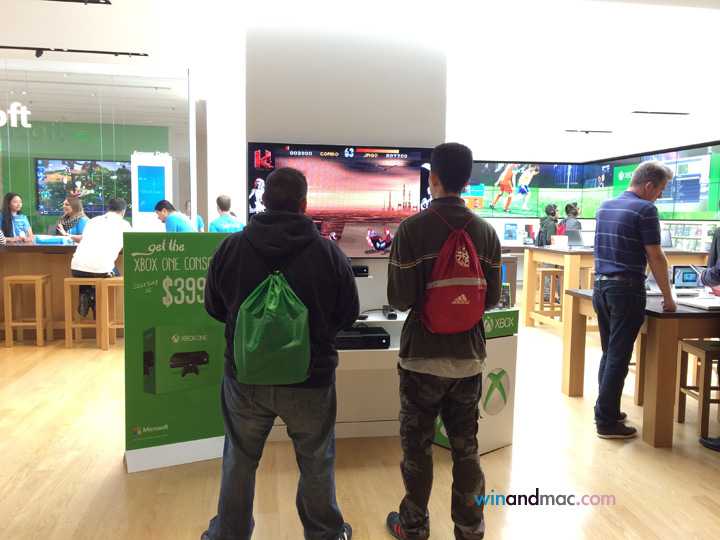 還未進入店內,就可以看到有不少人在試玩Xbox。