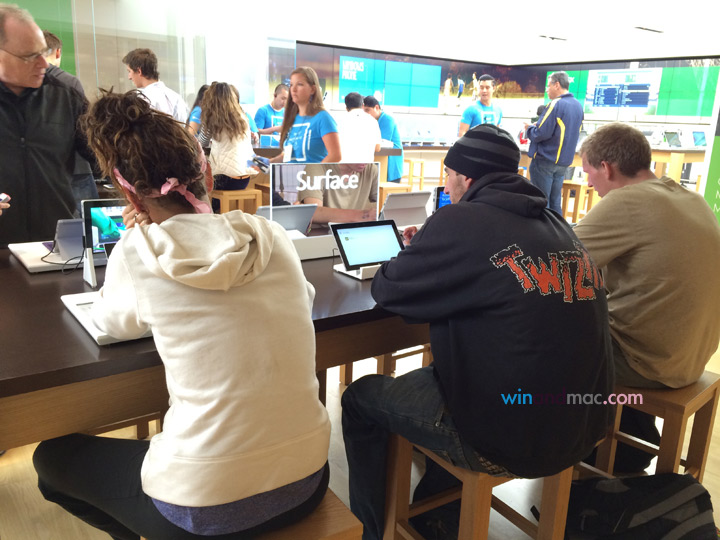 別以為只有iPad多人試,在美國的Microsoft Store,還是有很多人對Surface Pro 3有興趣的。