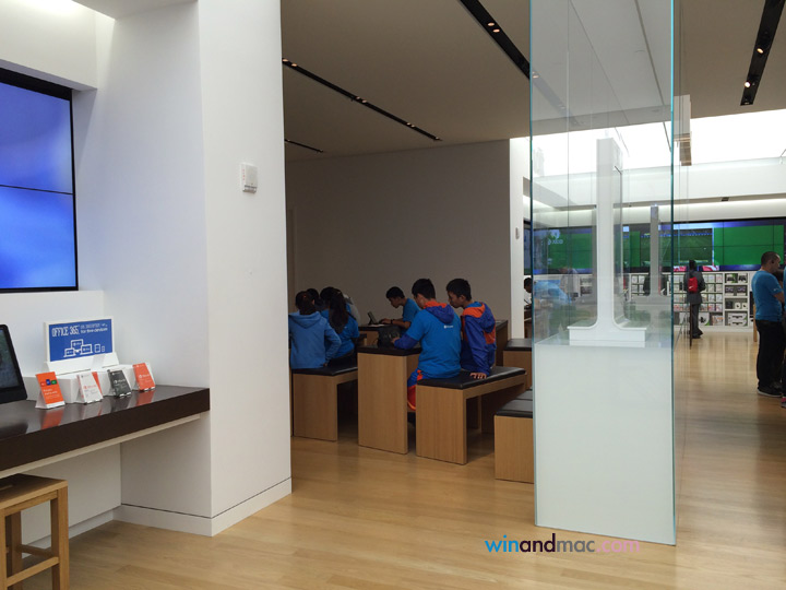 相比蘋果Apple Store,微軟以較為隱藏的方式,去讓顧客去聽講座和接受訓練。