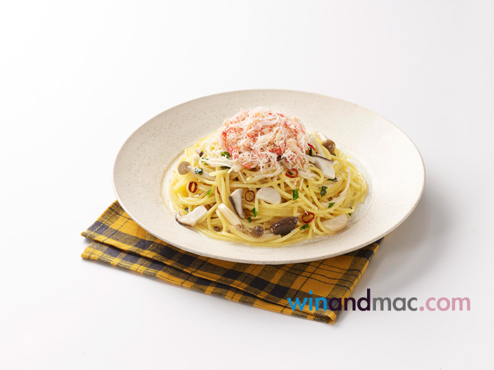 Spaghetti-with-Red-Snow-Crab-and-Mushroom-Flavored-with-Basil