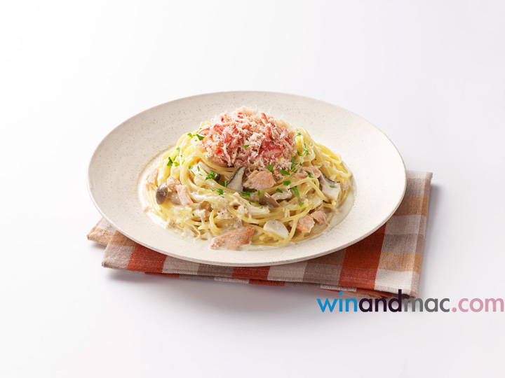 Spaghetti-with-Red-Snow-Crab-and-Salmon-in-Cream-Sauce