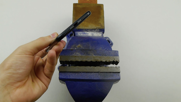 iphone-7-earphone-drill