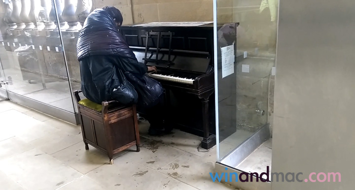 uk-man-playing-piano