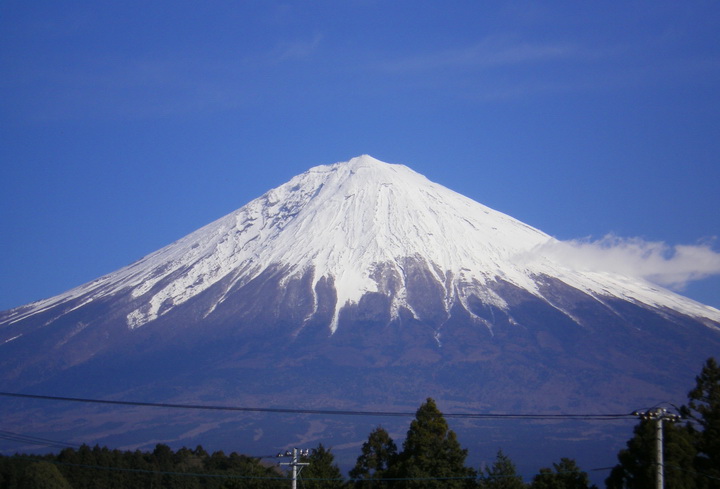 Mount_Fuji_from_Precinct_of_Taiseki-ji
