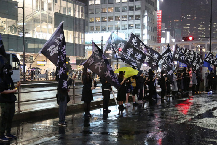 六四32 光時旗再於日本街頭出現平野雨龍等人於新宿街頭舉辦追悼燭光晚會 Winandmac Com